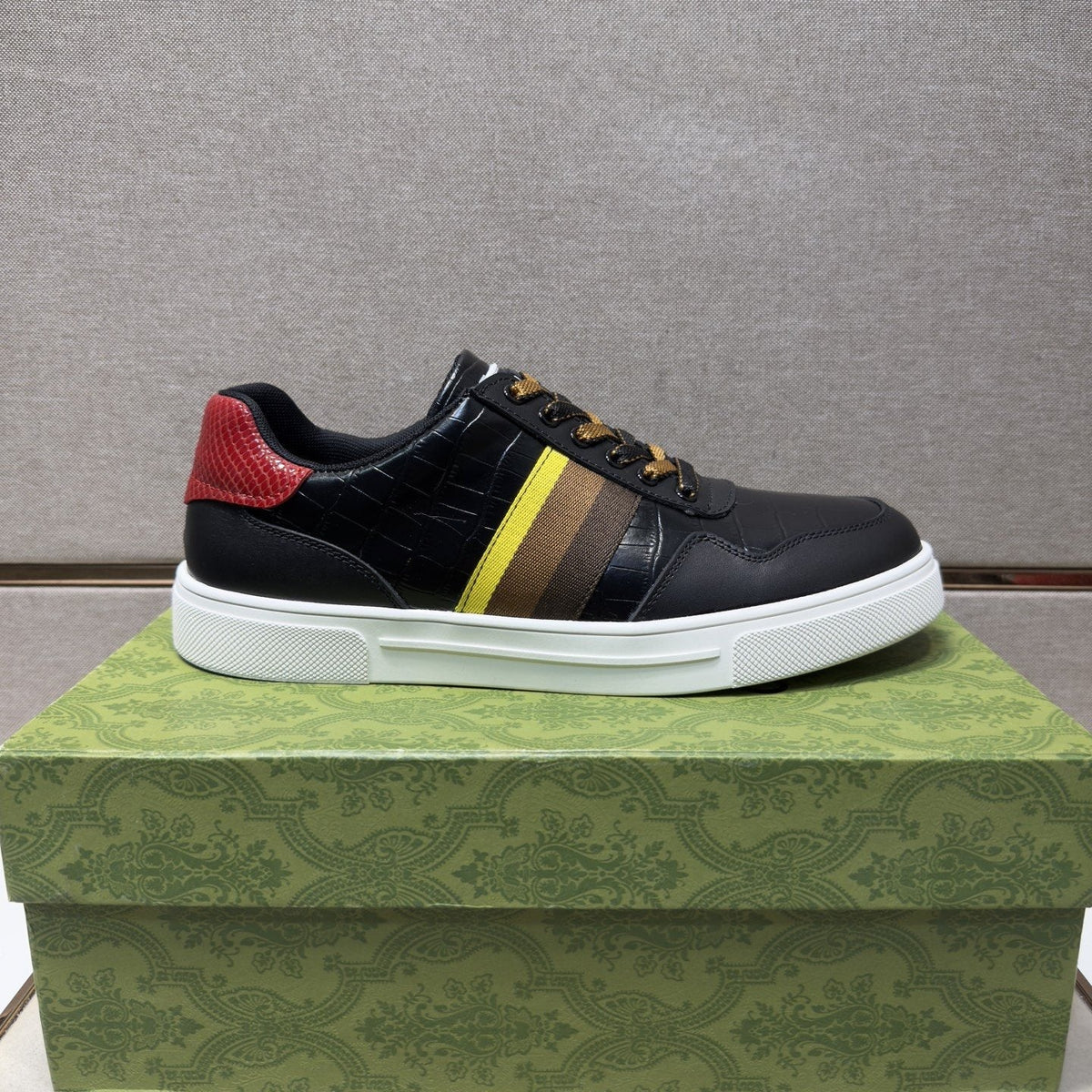 Gucci Black Stripe Low-Top Sneakers — hero