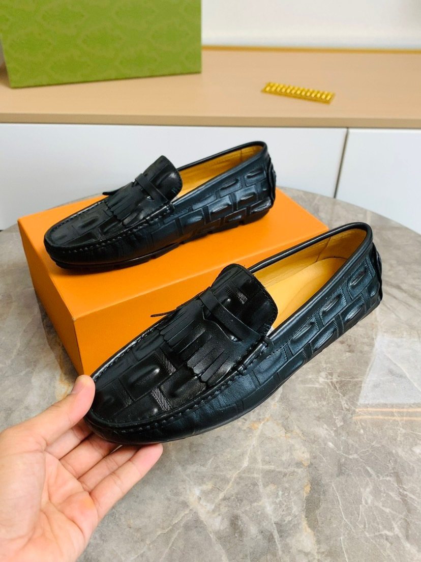 Men’s Black Tasseled Loafers — model