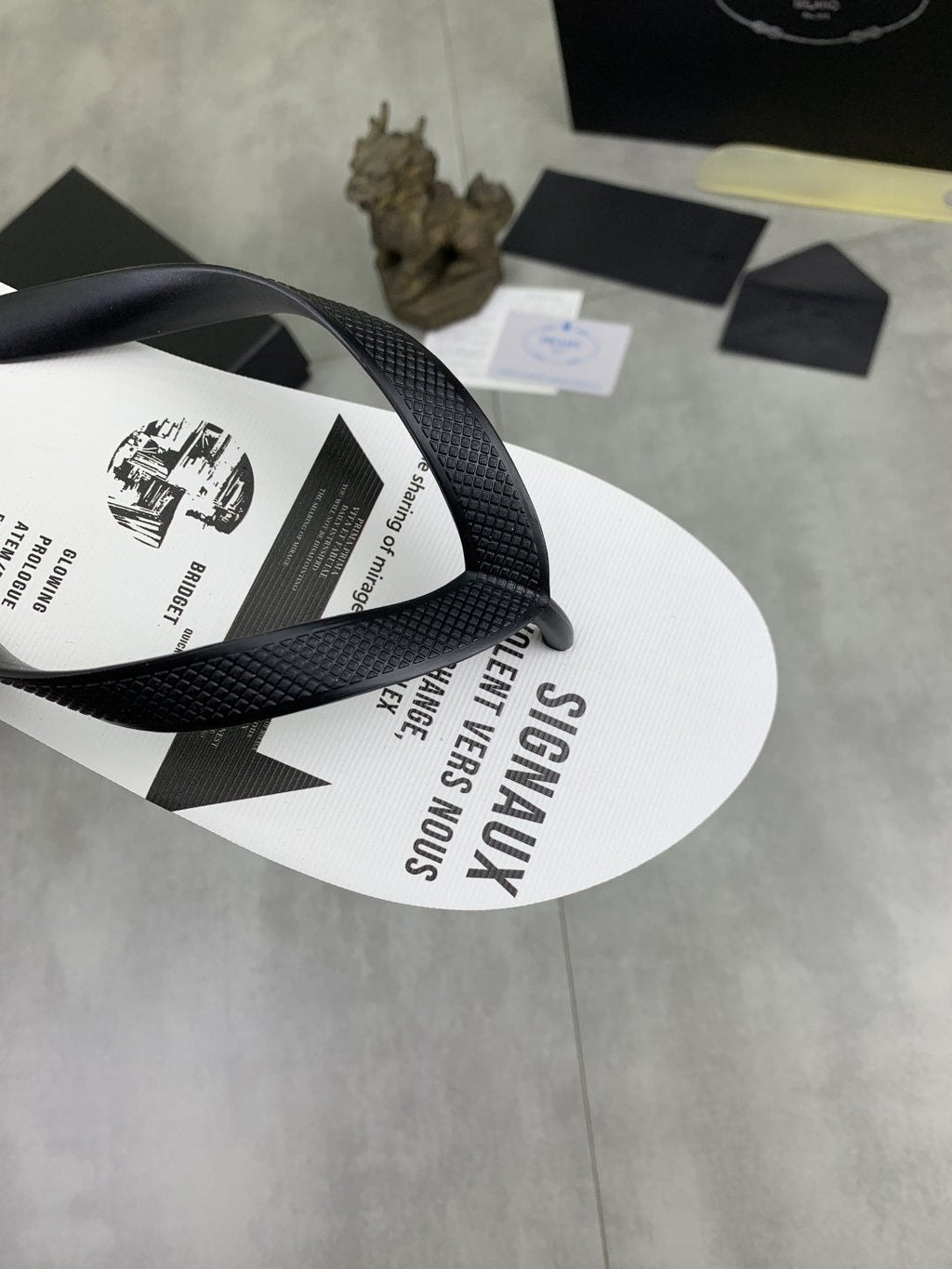 微商相册测试鞋子-Prada White & Black Graphic Flip-Flops — detail