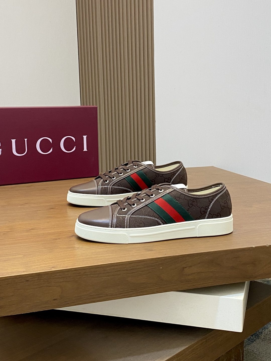 Gucci Green-Red Stripe Low-Top Sneakers — front